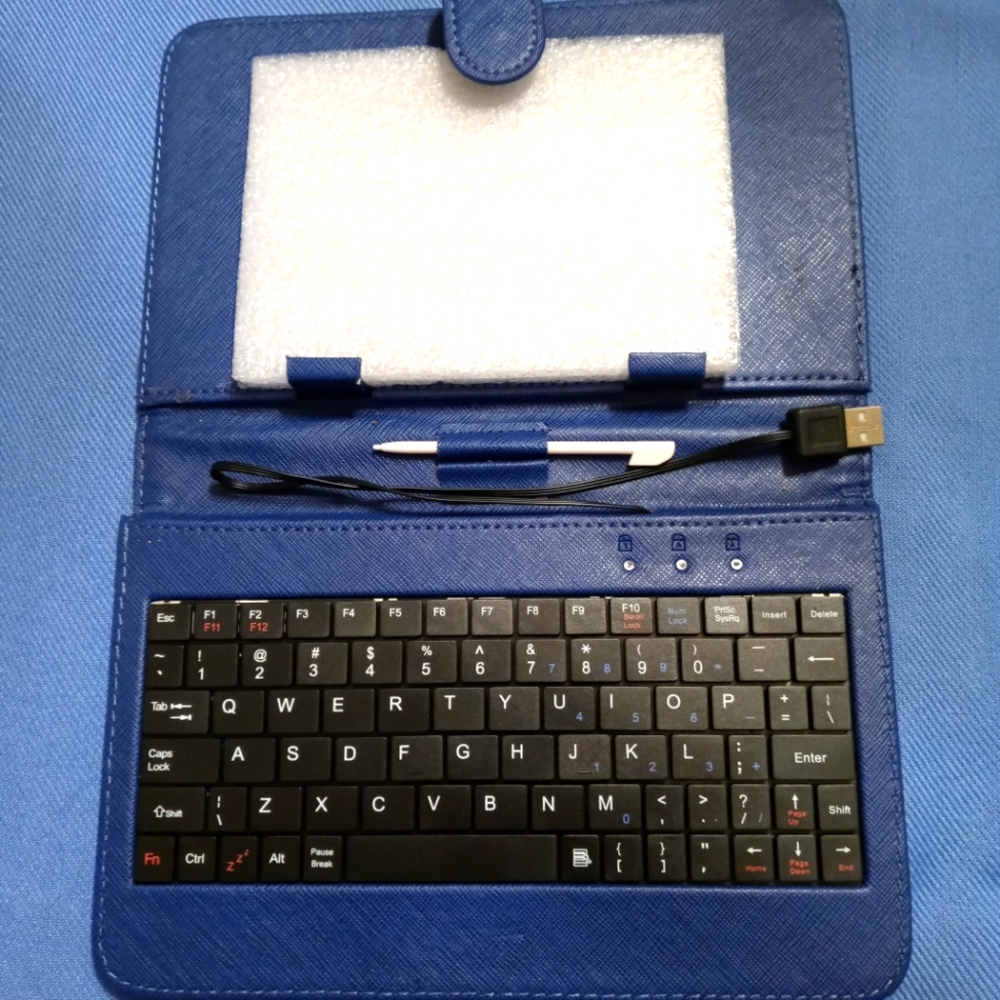 NWOT Tablet keyboard in case
